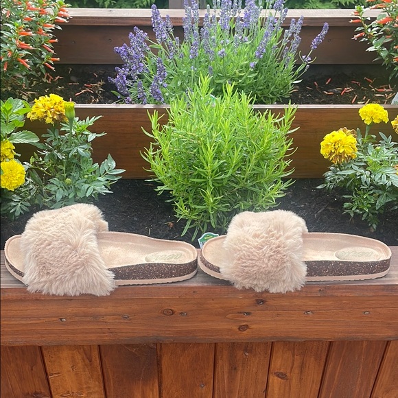 Aerie Cream Plush Slide Sandals - Picture 4 of 8